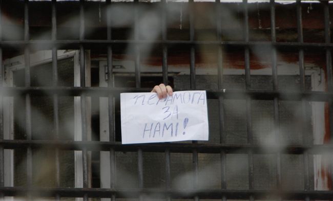 Задержанные после оппозиционных митингов в окнах изолятора временного содержания Минска Задержанные после оппозиционных митингов в окнах изолятора временного содержания Минска