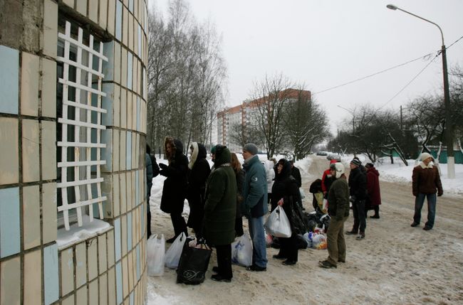 Родственники задержанных после оппозиционных митингов в очереди на передачу в изолятор временного содержания Минска Родственники задержанных после оппозиционных митингов в очереди на передачу в изолятор временного содержания Минска