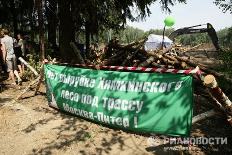 Защитники Химкинского леса перекрыли дорогу застройщикам Защитники Химкинского леса перекрыли дорогу застройщикам