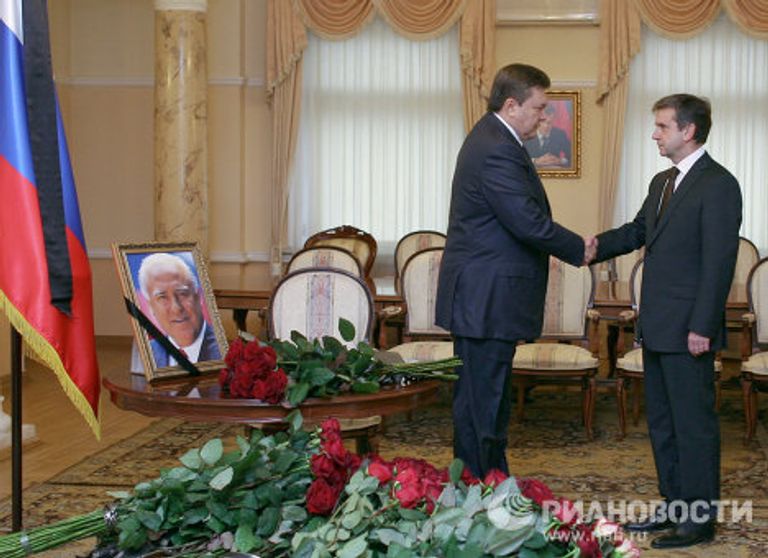 Президент Украины Виктор Янукович почтил память Виктора Черномырдина Президент Украины Виктор Янукович почтил память Виктора Черномырдина