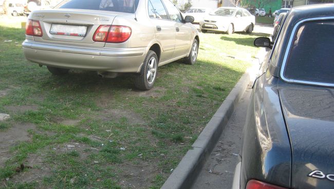 Припаркованные автомобили. Архив