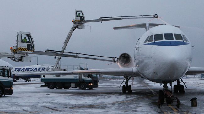 Работа служб аэропорта Домодедово в сложных метеорологических условиях. Архив Работа служб аэропорта Домодедово в сложных метеорологических условиях. Архив