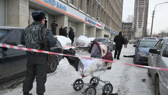 На месте происшествия, где погибли два инкассатора и прохожий в результате нападения на инкассаторскую машину в Санкт-Петербурге. Архив