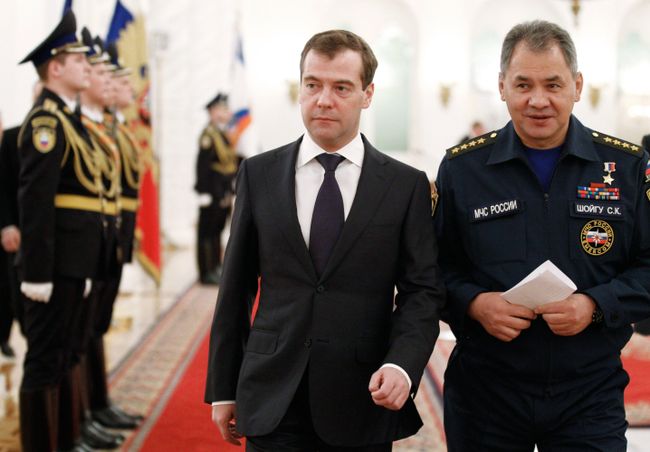 Президент РФ Дмитрий Медведев и глава МЧС Сергей Шойгу (слева направо) в Кремле Президент РФ Дмитрий Медведев и глава МЧС Сергей Шойгу (слева направо) в Кремле