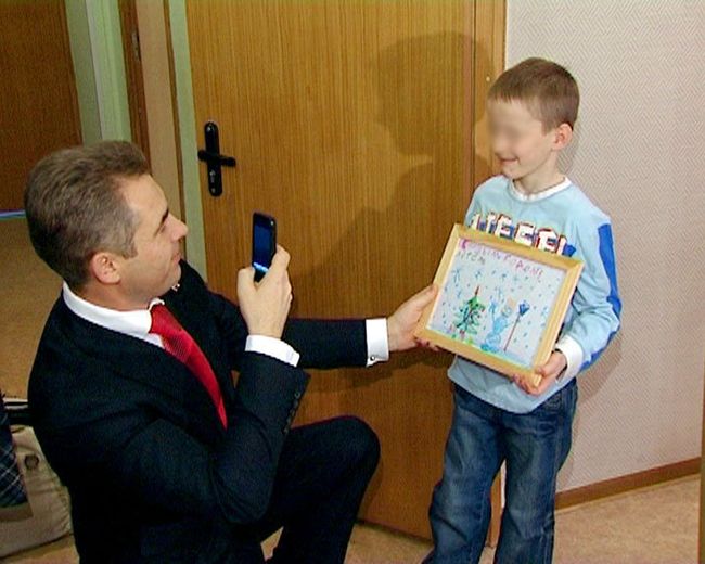Астахов поздравил возвращенного из США Артема Савельева с Новым годом
