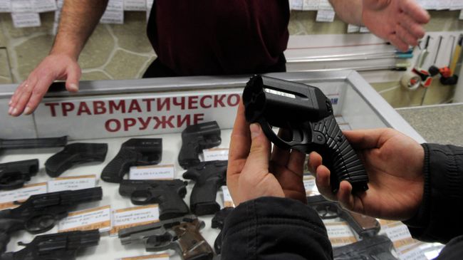 Работа магазина по продаже оружия. Архивное фото Работа магазина по продаже оружия. Архивное фото