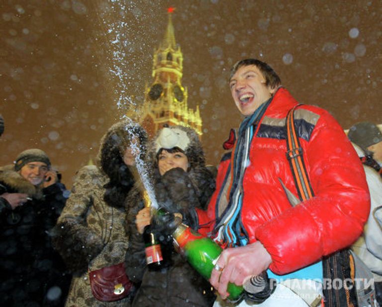 Москвичи и гости столицы встречают Новый год на Красной площади Москвичи и гости столицы встречают Новый год на Красной площади