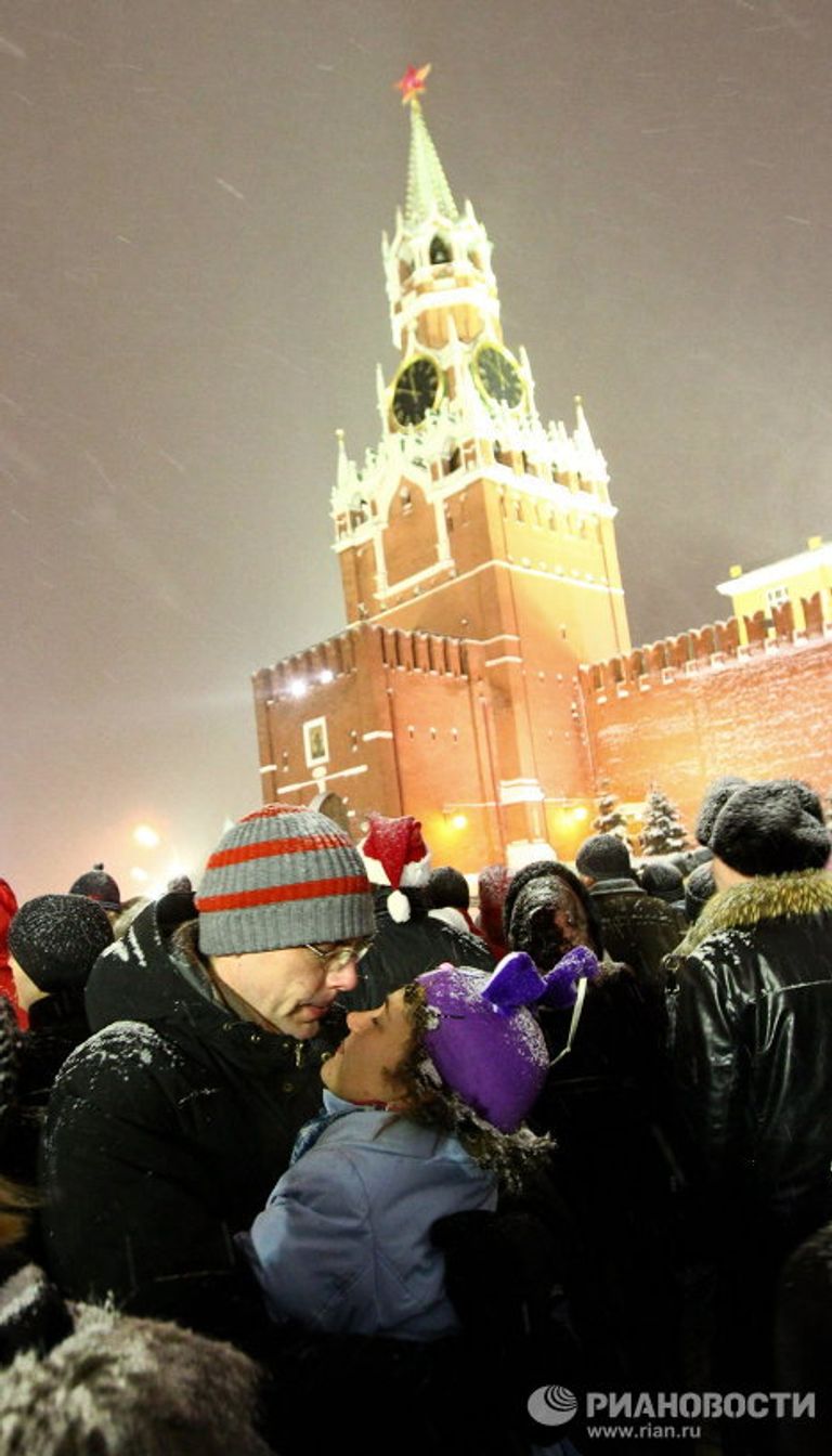 Москвичи и гости столицы встречают Новый год на Красной площади Москвичи и гости столицы встречают Новый год на Красной площади