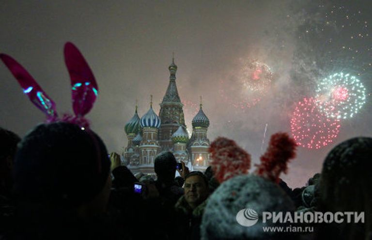 Москвичи и гости столицы встречают Новый год на Красной площади Москвичи и гости столицы встречают Новый год на Красной площади