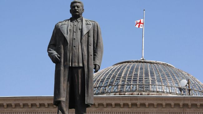 Так выглядел памятник Иосифу Сталину на центральной площади города Гори. Архив Так выглядел памятник Иосифу Сталину на центральной площади города Гори. Архив