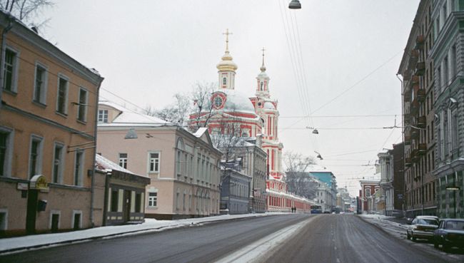 Старая Басманная улица в Москве. Архив