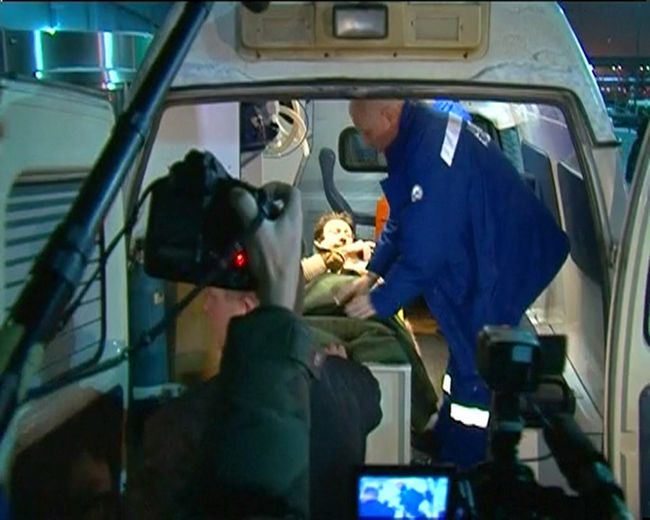 Эвакуация пострадавшего во время взрыва в аэропорту Домодедово Эвакуация пострадавшего во время взрыва в аэропорту Домодедово