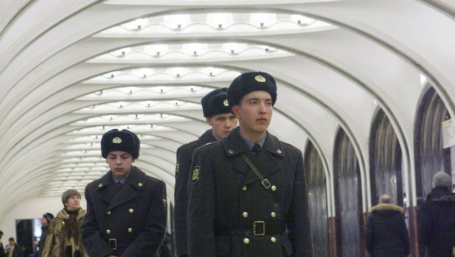 Сотрудники правоохранительных органов на станции Маяковская