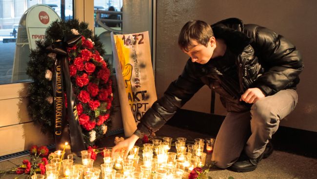 Возложение цветов на Московском вокзале в Санкт-Петербурге в память о жертвах теракта в аэропорту Домодедово Возложение цветов на Московском вокзале в Санкт-Петербурге в память о жертвах теракта в аэропорту Домодедово