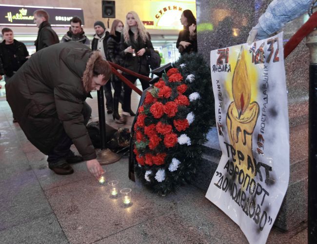 Возложение цветов на Московском вокзале в Санкт-Петербурге в память о жертвах теракта в аэропорту Домодедово Возложение цветов на Московском вокзале в Санкт-Петербурге в память о жертвах теракта в аэропорту Домодедово