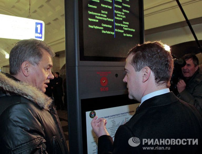 Президент РФ Дмитрий Медведев побывал на станции Охотный ряд московского метро Президент РФ Дмитрий Медведев побывал на станции Охотный ряд московского метро