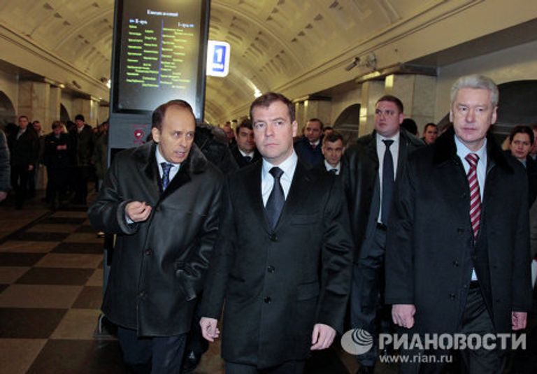 Президент РФ Дмитрий Медведев побывал на станции Охотный ряд московского метро Президент РФ Дмитрий Медведев побывал на станции Охотный ряд московского метро