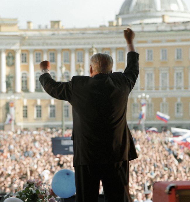 Президент РФ Борис Ельцин выступает на концерте-митинге на Дворцовой площади. 1996 год Президент РФ Борис Ельцин выступает на концерте-митинге на Дворцовой площади. 1996 год
