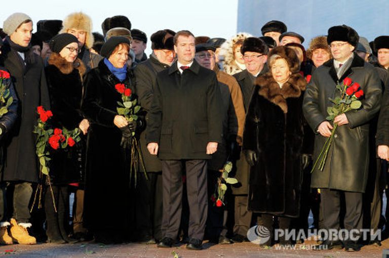 Президент РФ Д.Медведев посетил церемонию открытия памятника Б.Ельцину в Екатеринбурге Президент РФ Д.Медведев посетил церемонию открытия памятника Б.Ельцину в Екатеринбурге