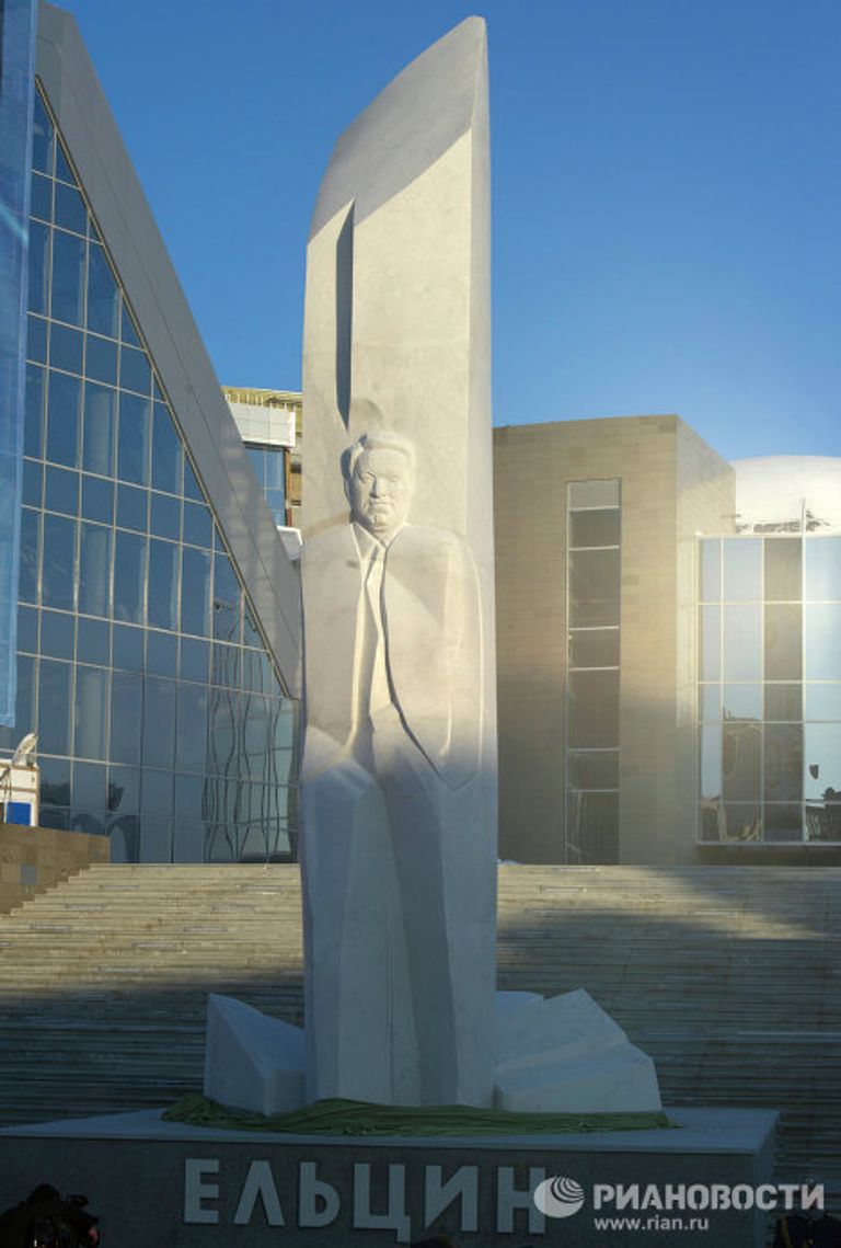 Памятник Б.Ельцину открыли в Екатеринбурге Памятник Б.Ельцину открыли в Екатеринбурге