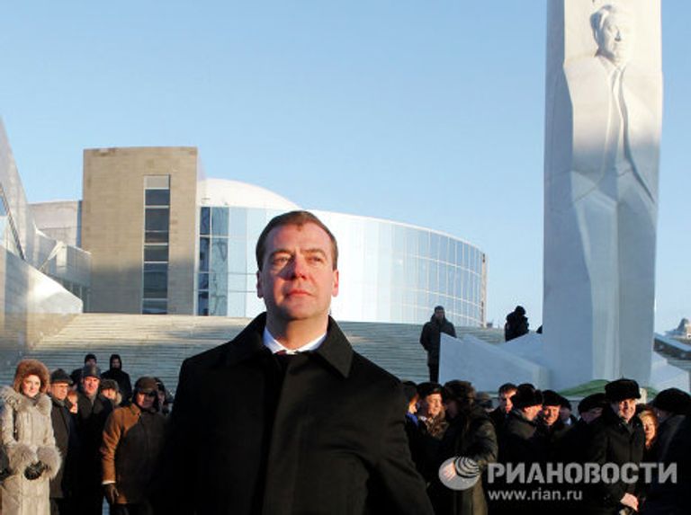 Президент РФ Д.Медведев посетил церемонию открытия памятника Б.Ельцину в Екатеринбурге Президент РФ Д.Медведев посетил церемонию открытия памятника Б.Ельцину в Екатеринбурге