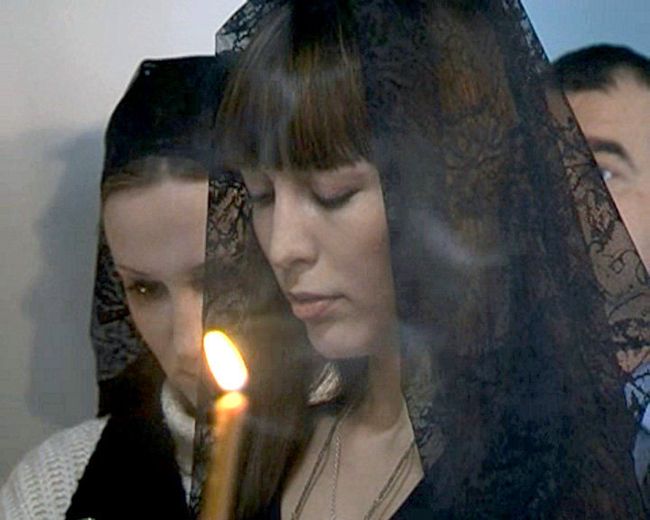 Родственники жертв теракта в Домодедово почтили память погибших Родственники жертв теракта в Домодедово почтили память погибших
