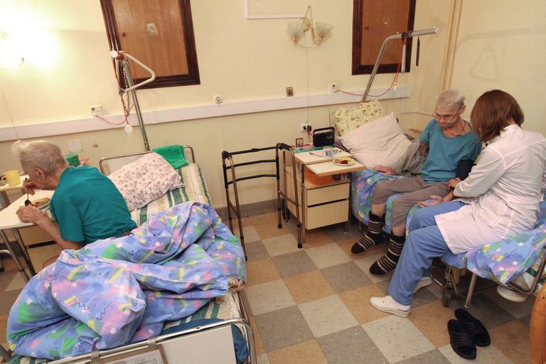 Врач меряет пациенту давление в палате Первого Московского хосписа Врач меряет пациенту давление в палате Первого Московского хосписа