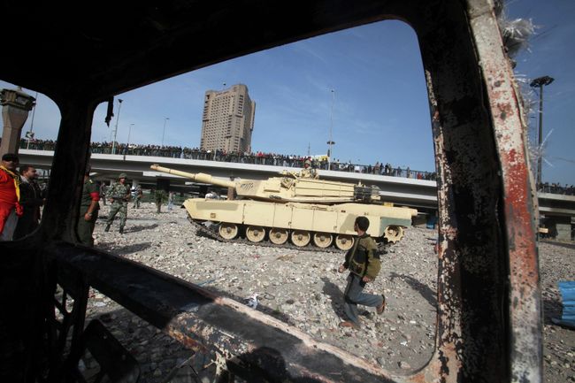 Военная техника на улице Каира во время столкновений сторонников и противников Хосни Мубарака Военная техника на улице Каира во время столкновений сторонников и противников Хосни Мубарака