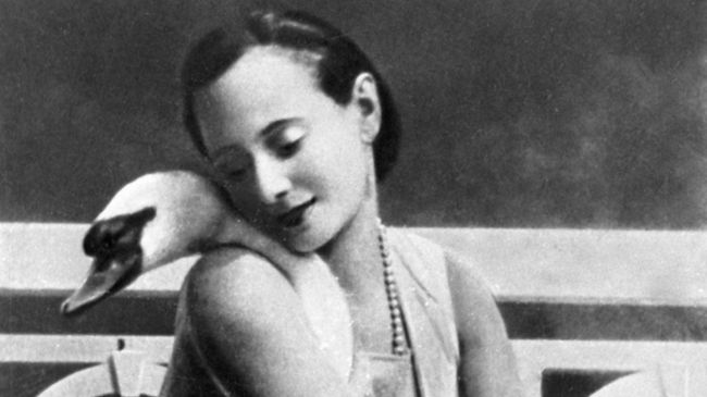 Балерина Анна Павлова с лебедем