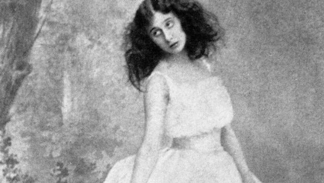 Анна Павлова в сцене из балета Жизель. 1904 год Анна Павлова в сцене из балета Жизель. 1904 год