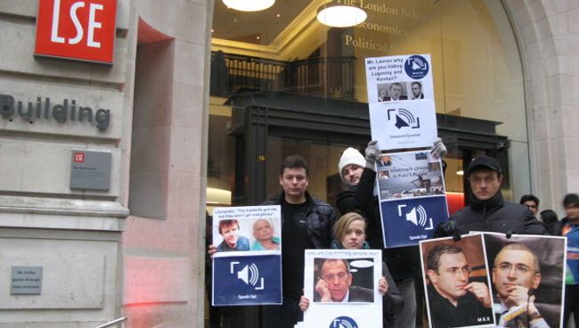 Пикет у Лондонской школы экономики (LSE) перед выступлением главы МИД РФ Сергея Лаврова Пикет у Лондонской школы экономики (LSE) перед выступлением главы МИД РФ Сергея Лаврова