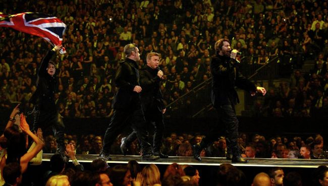 Выступление группы Take That на церемонии Brit Awards Выступление группы Take That на церемонии Brit Awards