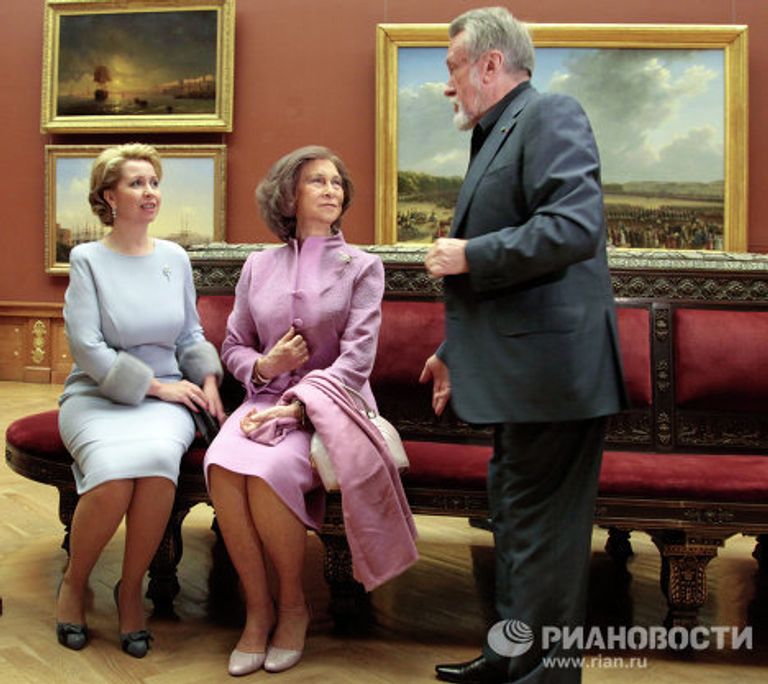 Супруга президента РФ Светлана Медведева и испанская королева София посетили Русский музей Супруга президента РФ Светлана Медведева и испанская королева София посетили Русский музей