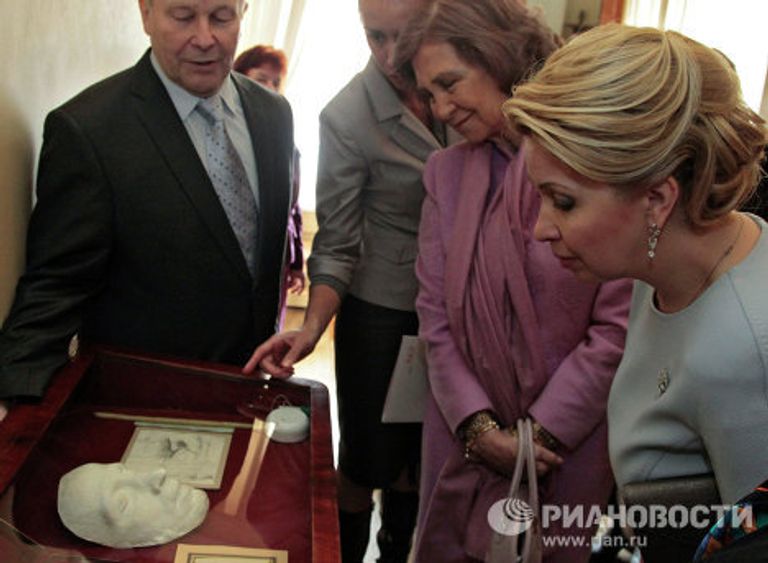 Супруга президента РФ Светлана Медведева и испанская королева София посетили Музей-квартиру Пушкина Супруга президента РФ Светлана Медведева и испанская королева София посетили Музей-квартиру Пушкина
