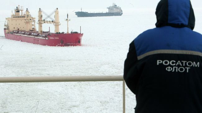 Ледовая проводка атомным ледоколом Вайгач судов, застрявших во льдах Ледовая проводка атомным ледоколом Вайгач судов, застрявших во льдах