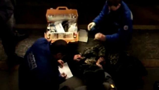 Упавшей под поезд на Парке культуры девушке оказали помощь на месте 