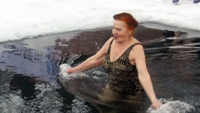 Уфимские моржи отпраздновали последний день Масленицы в проруби Уфимские моржи отпраздновали последний день Масленицы в проруби