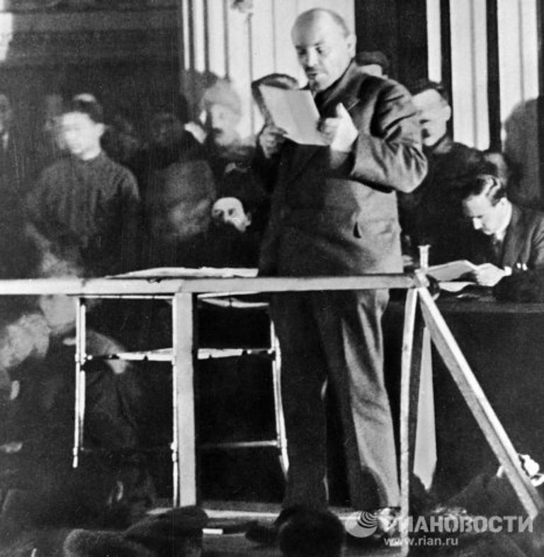 Ленин выступает с речью на заседании Х съезда РКП(б) 