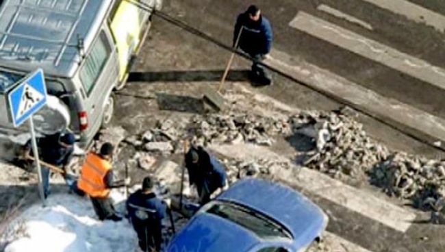 Коммунальщики убирают кучи грязного снега с московских обочин 