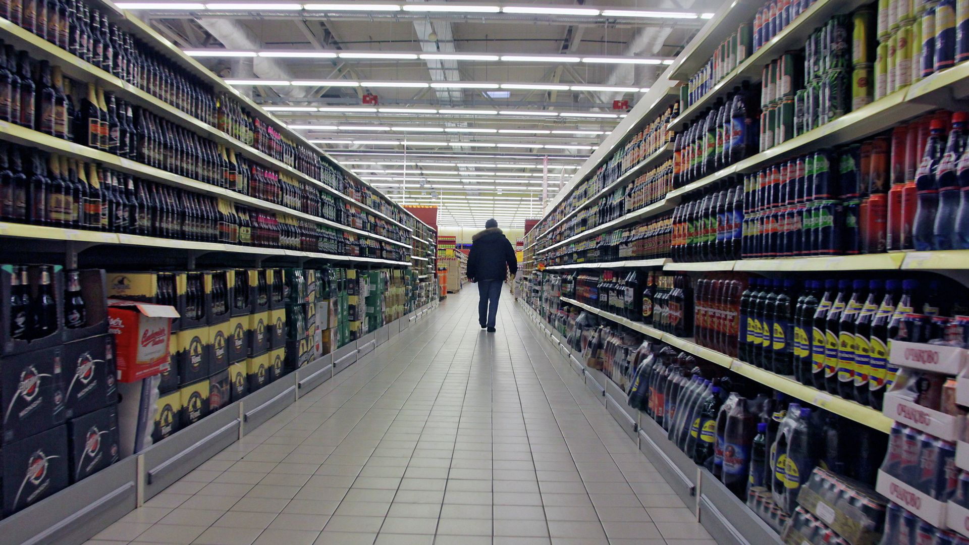 Покупатель в отделе алкогольной продукции Покупатель в отделе алкогольной продукции - РИА Новости, 1920, 09.01.2026