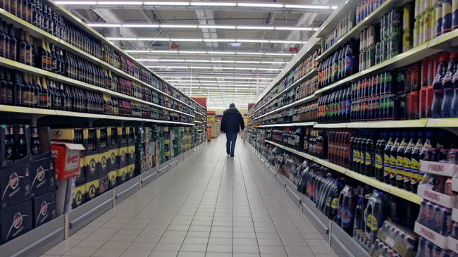 Покупатель в отделе алкогольной продукции 