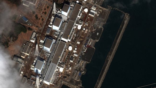 Спутниковая съемка последствий землетрясения на АЭС Фукусима-1 Спутниковая съемка последствий землетрясения на АЭС Фукусима-1