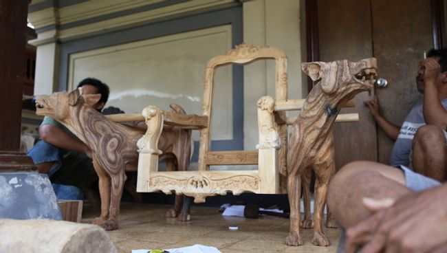 Stefan Sagmeister, Dogchair, YEAR, wood, Courtesy MAK. Работа представлена на выставке Австрия, давай! Stefan Sagmeister, Dogchair, YEAR, wood, Courtesy MAK. Работа представлена на выставке Австрия, давай!