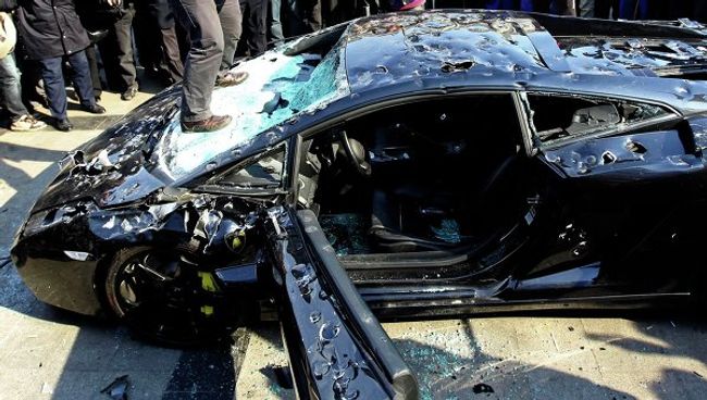 Владелец Lamborghini Gallardo публично уничтожил свой автомобиль Владелец Lamborghini Gallardo публично уничтожил свой автомобиль