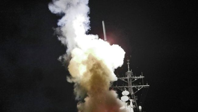 Запуск ракеты Tomahawk с ракетного эсминца USS Barry у средиземноморского побережья Ливии