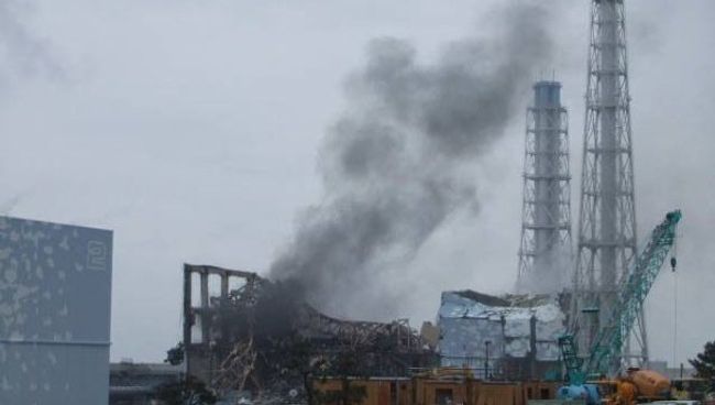 Дым над третьим реактором АЭС Фукусима Дым над третьим реактором АЭС Фукусима