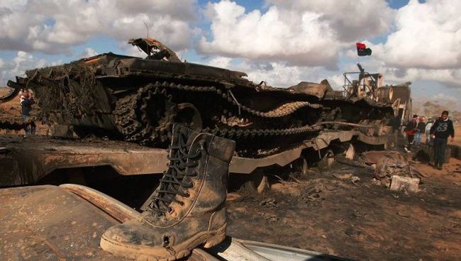 Подбитый танк после воздушного удара коалиционных сил в Ливии Подбитый танк после воздушного удара коалиционных сил в Ливии