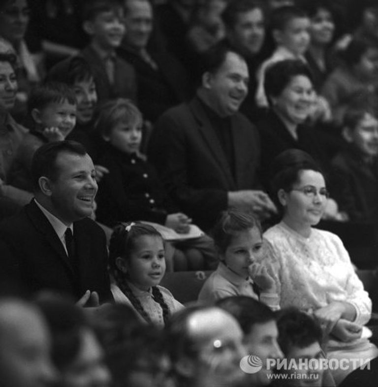 Юрий Гагарин с семьей в московском цирке Юрий Гагарин с семьей в московском цирке