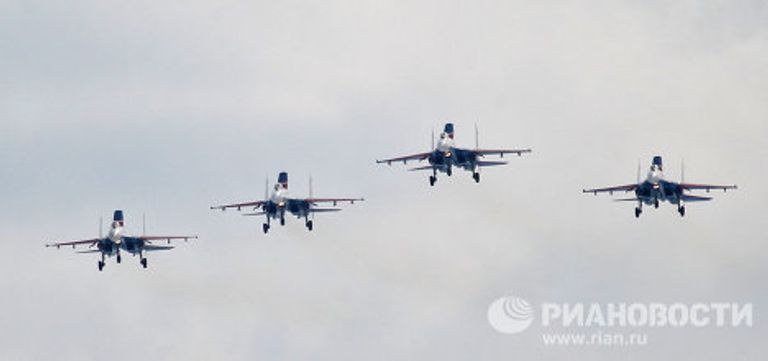 Тренировочные полеты пилотажных групп Русские Витязи и Стрижи Тренировочные полеты пилотажных групп Русские Витязи и Стрижи