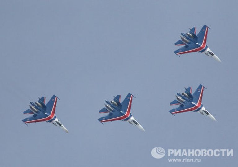 Тренировочные полеты пилотажных групп Русские Витязи и Стрижи Тренировочные полеты пилотажных групп Русские Витязи и Стрижи